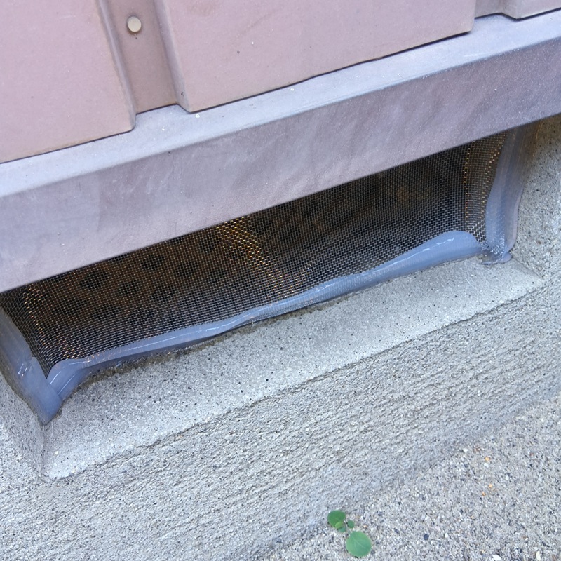 床下換気口に金網を設置した様子