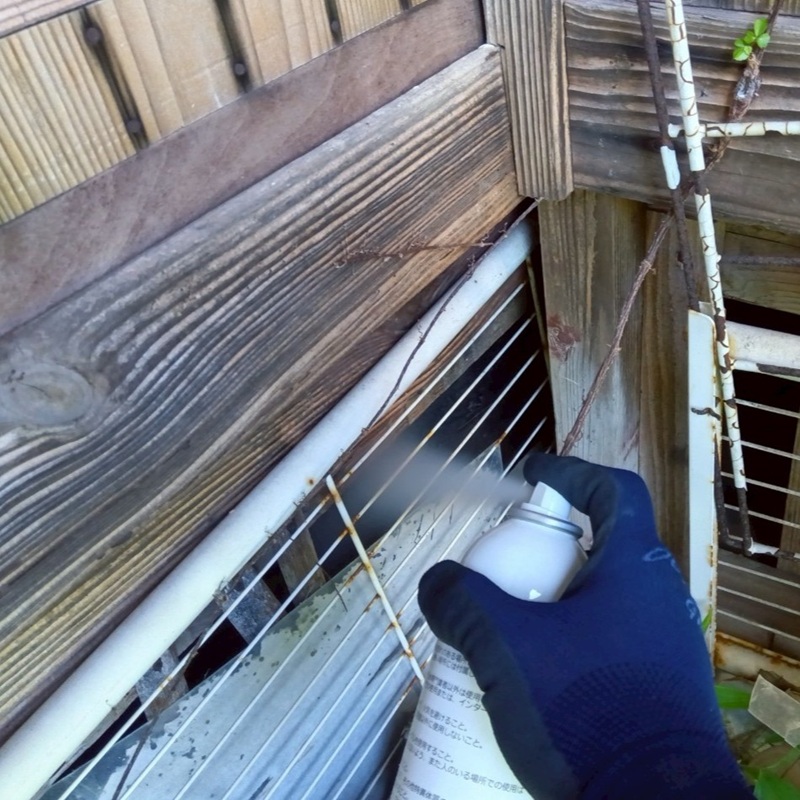 床下に忌避剤を散布する様子