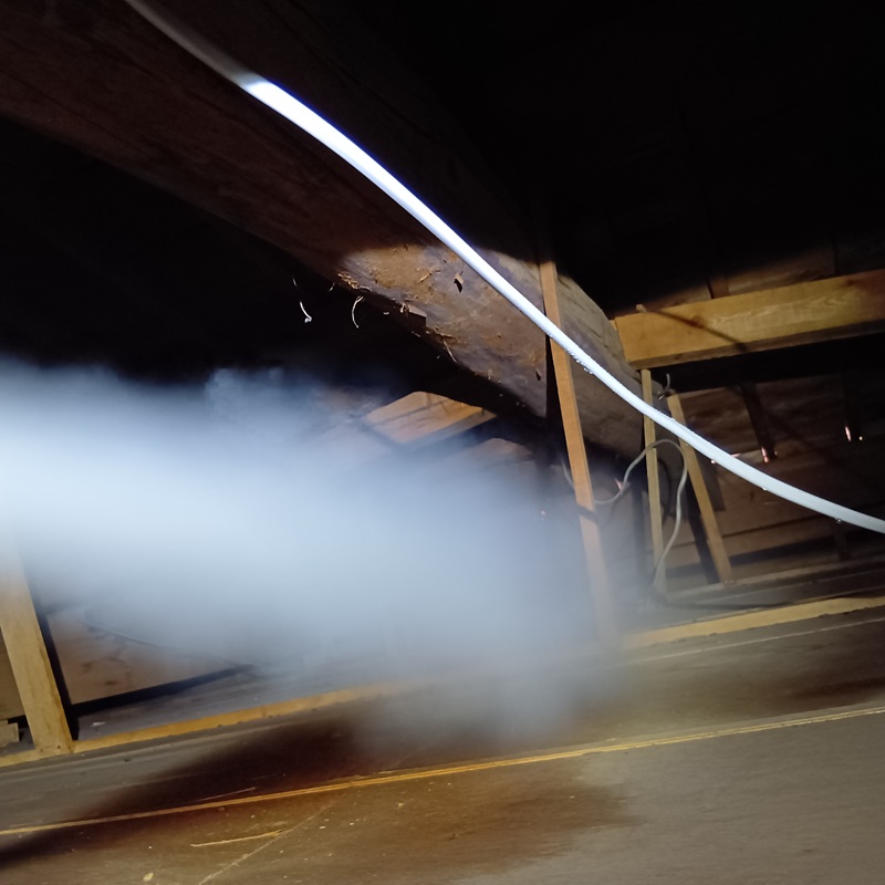 屋根裏に忌避剤を散布