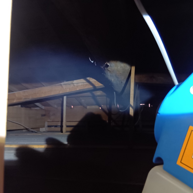 屋根裏に除菌・殺虫剤を散布