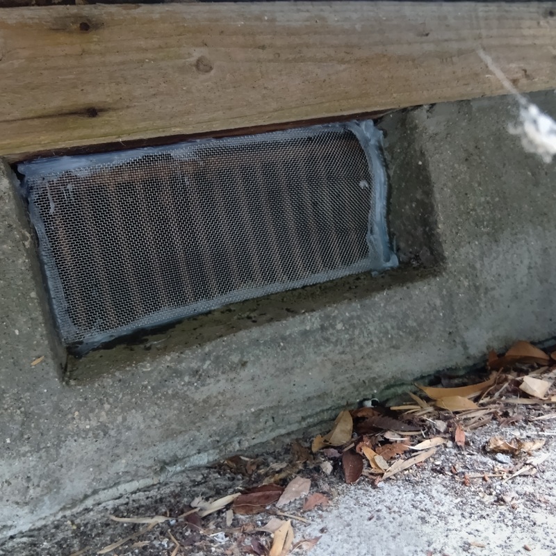 床下換気口を封鎖した様子