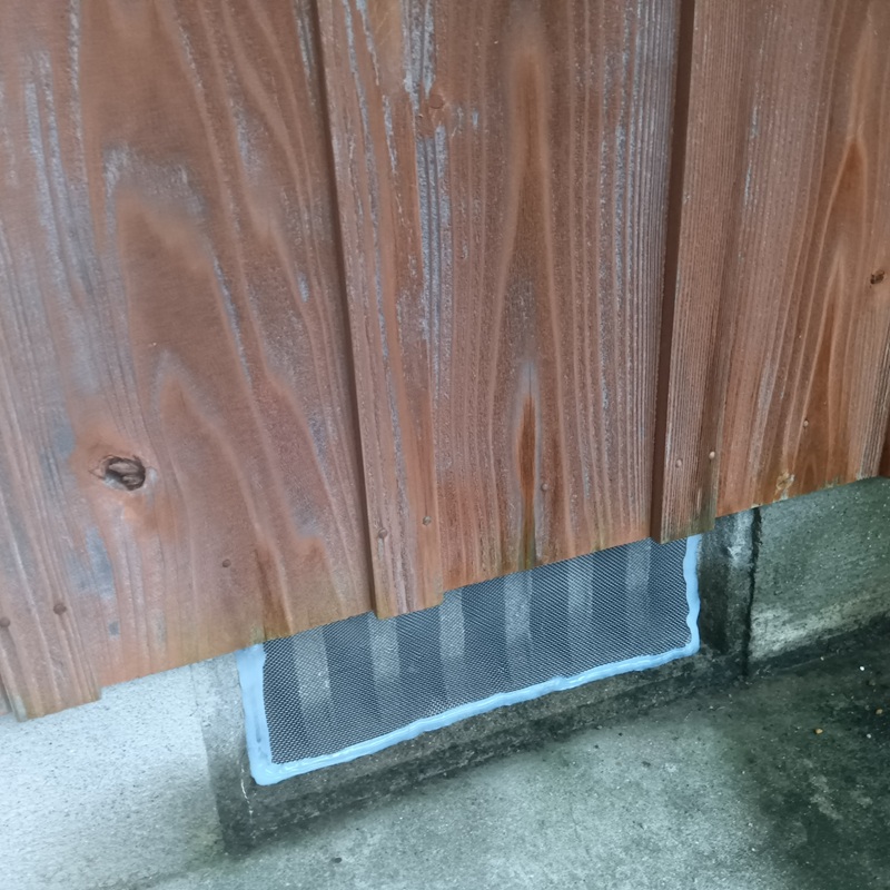 床下換気口に金網を設置