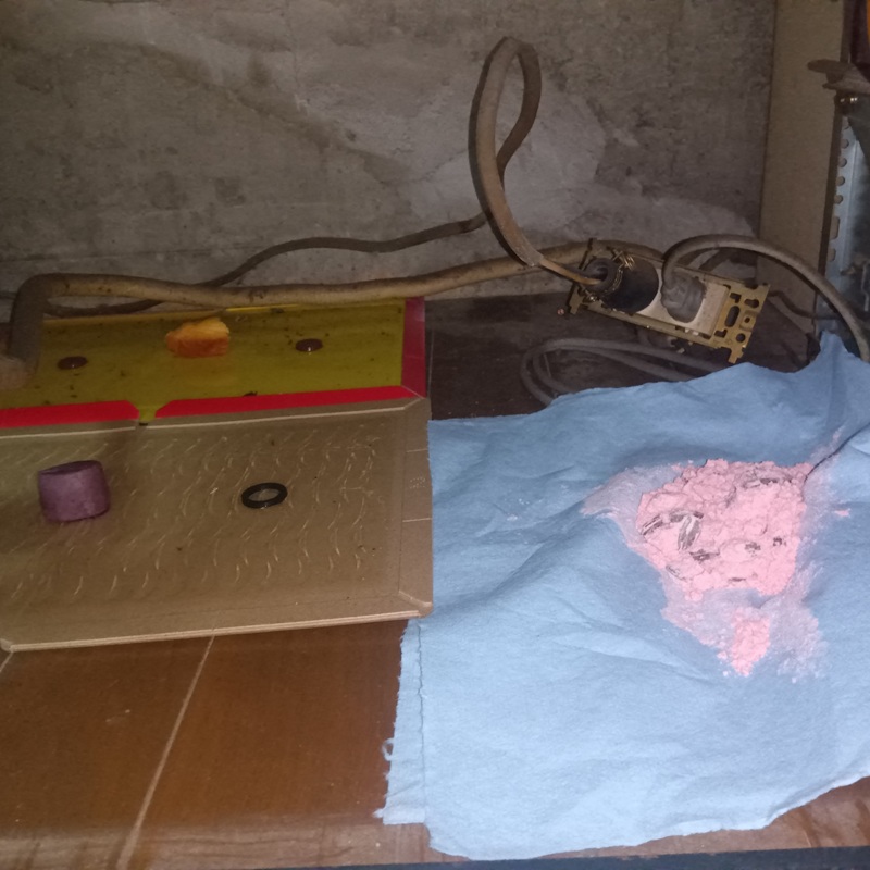 殺鼠剤と粘着シートを設置した様子