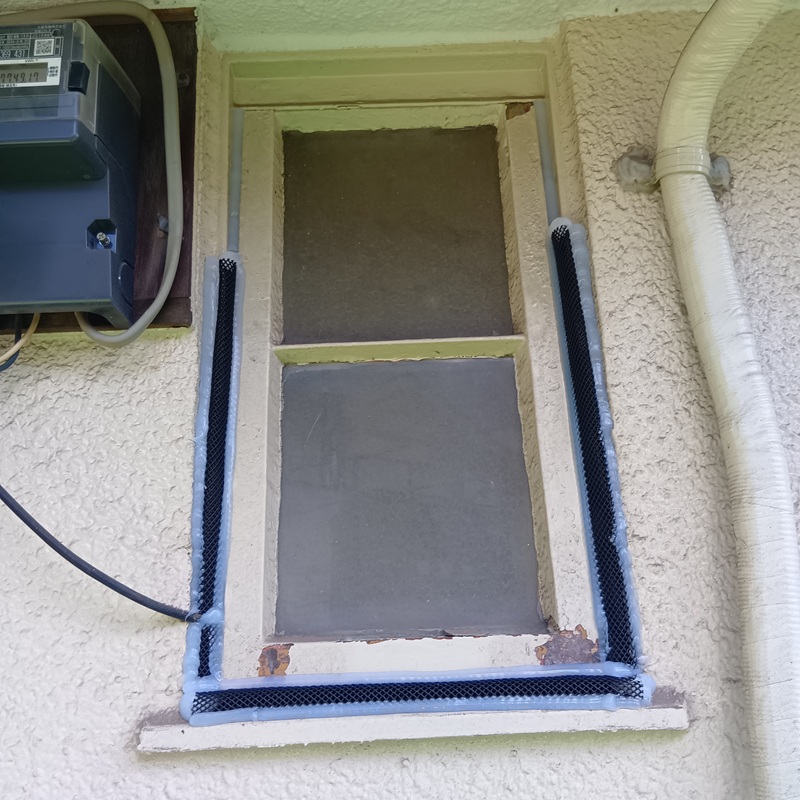 窓の隙間を封鎖した様子