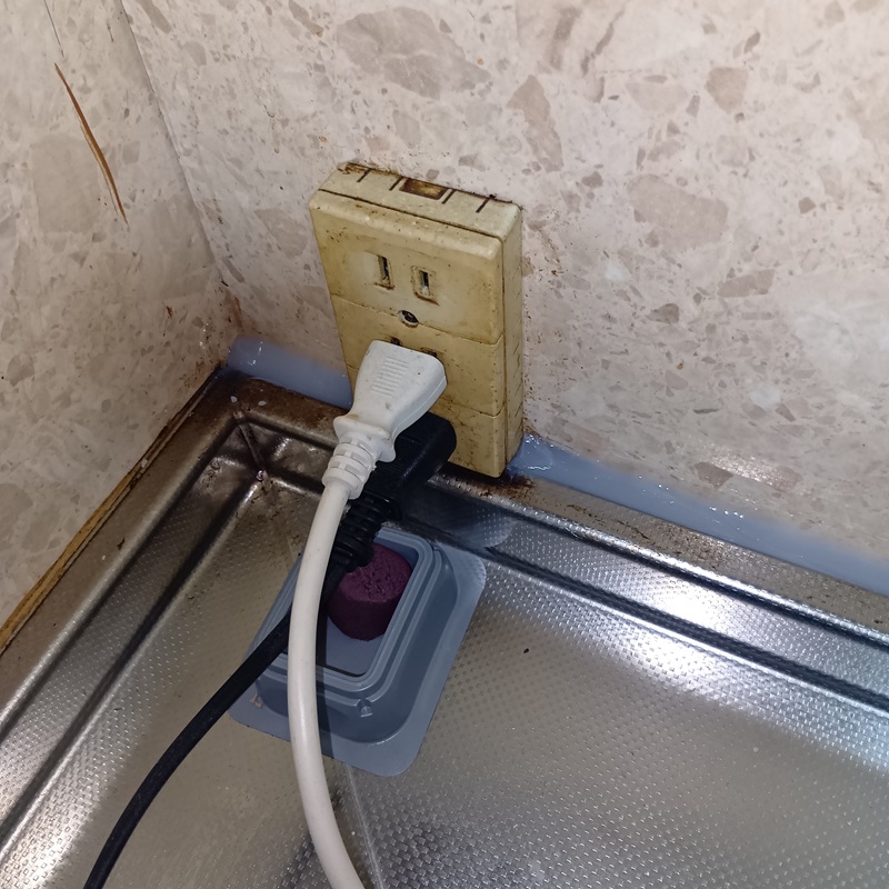 シンク周りのすき間を封鎖した様子