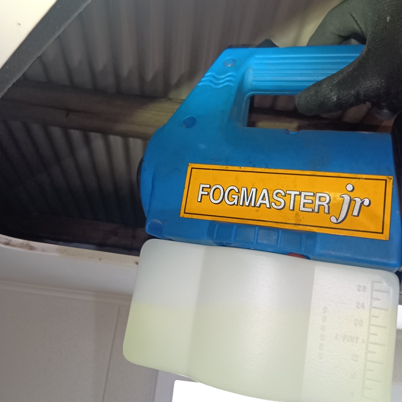 除菌・殺虫剤を散布する様子