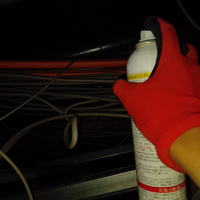 天井裏に忌避剤を散布