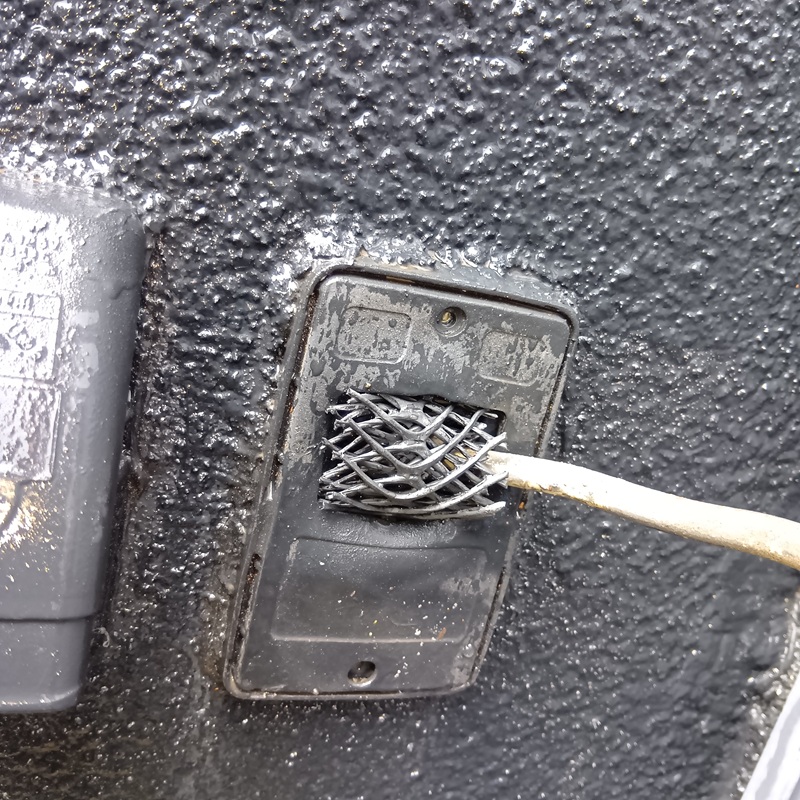 屋外コンセントの穴を封鎖