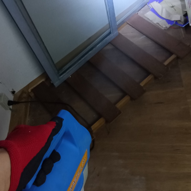 室内に除菌・消臭剤を散布