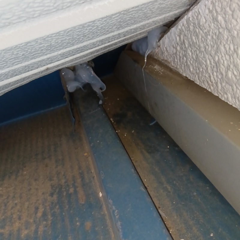 屋根の隙間を封鎖