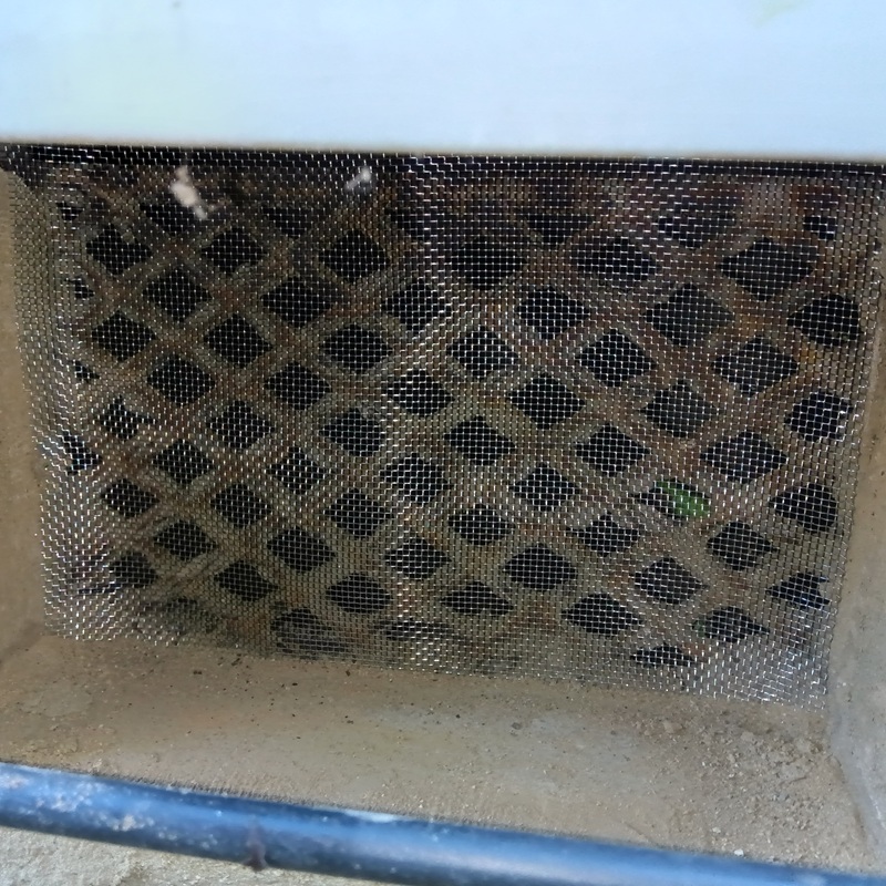 床下換気口に金網を設置