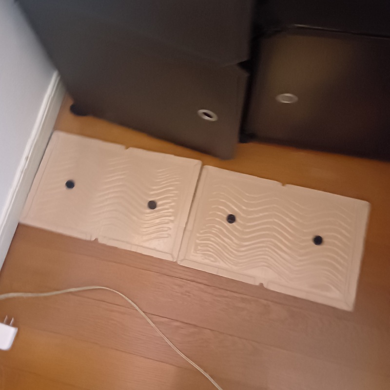 室内に設置した粘着シート