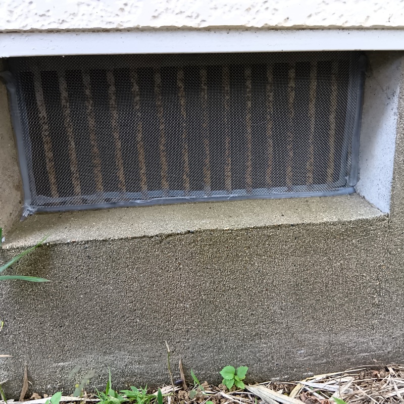 床下換気口に防鼠金網を設置