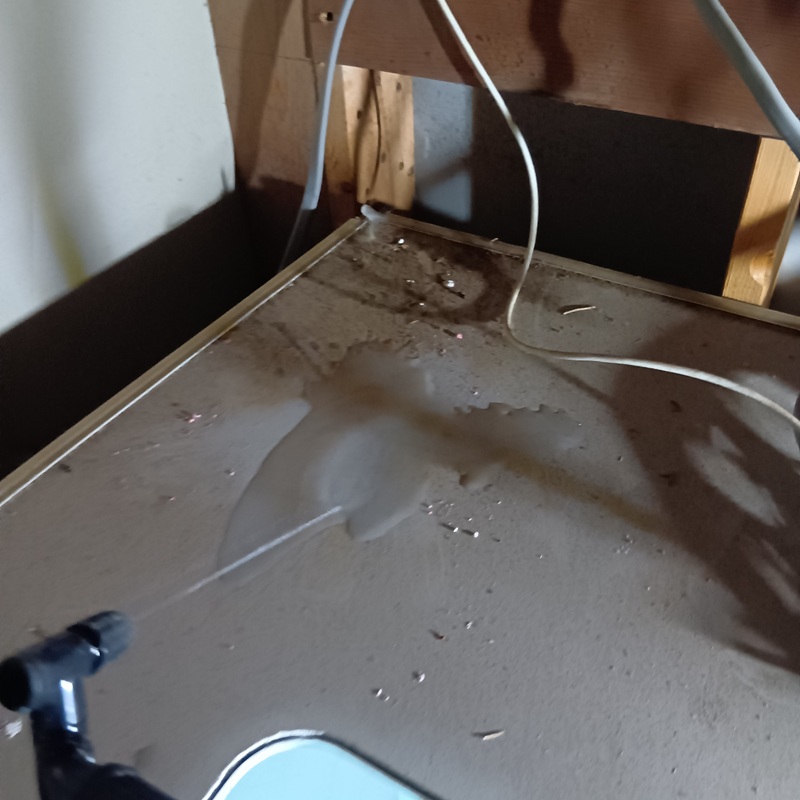 屋根裏の清掃・除菌の様子