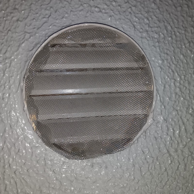 換気口に金網を設置