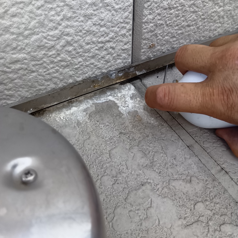 外壁のすき間に忌避剤を散布