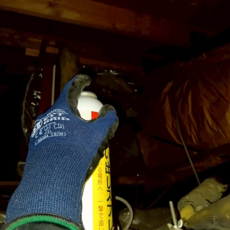 屋根裏に忌避剤を散布