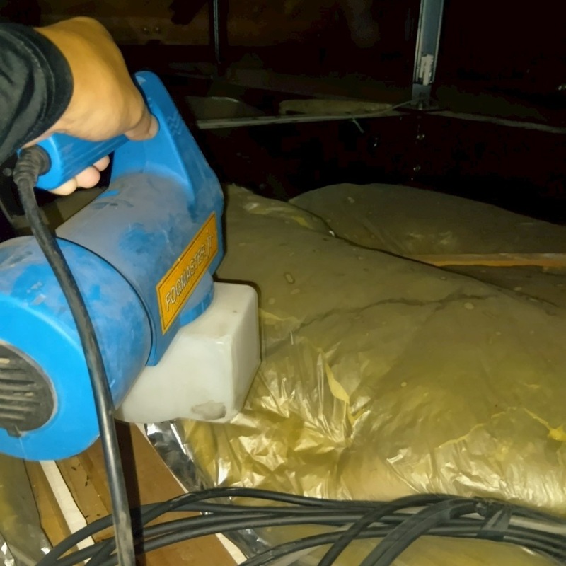 屋根裏に除菌・消臭剤を散布