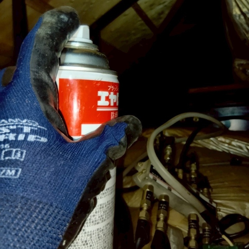 屋根裏に殺虫剤を散布