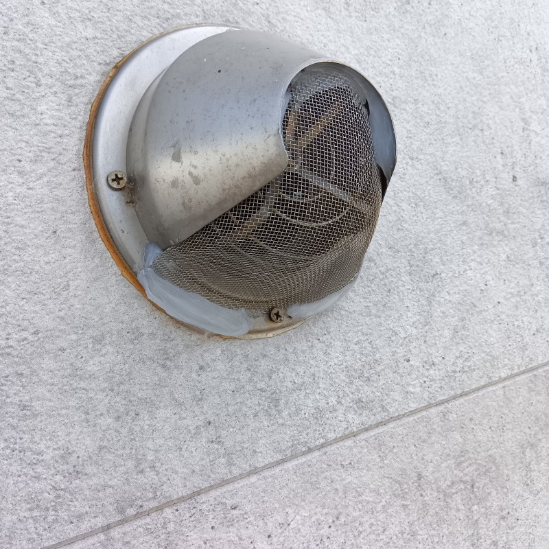 換気口に金網を設置