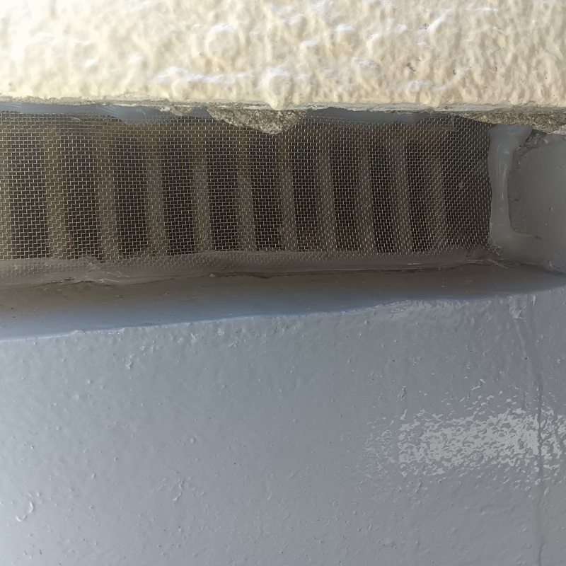 床下換気口に金網を設置