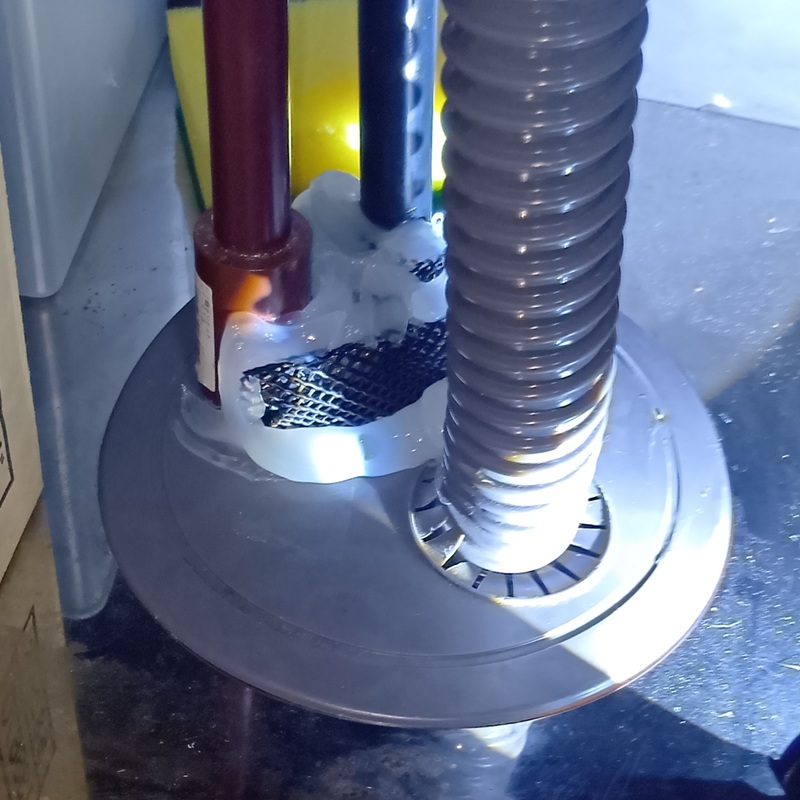 排水管カバーの穴を封鎖した様子