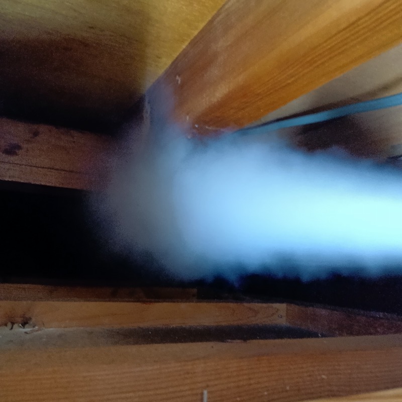 屋根裏に忌避剤を散布