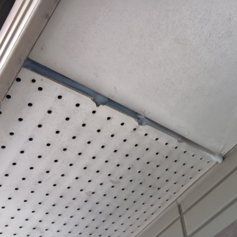 軒天のすき間を封鎖