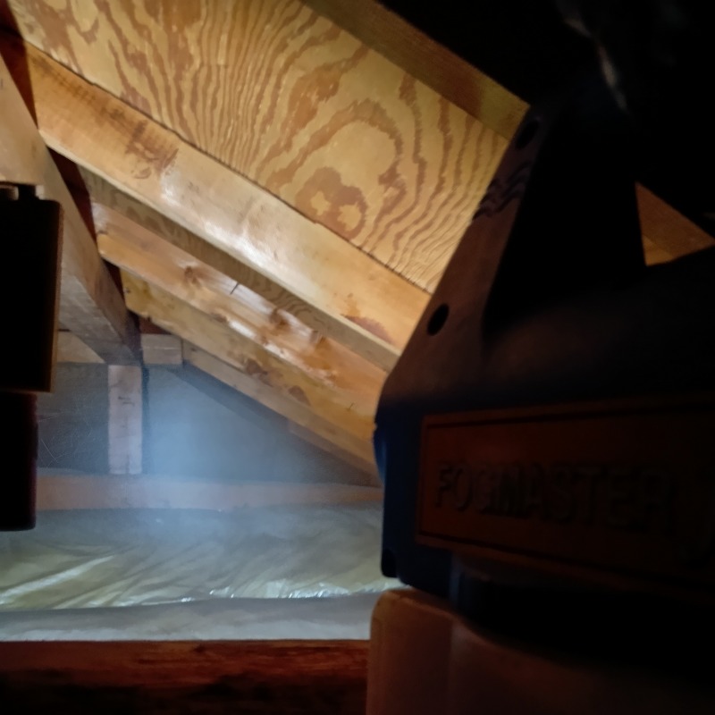 屋根裏に除菌・殺虫剤を散布