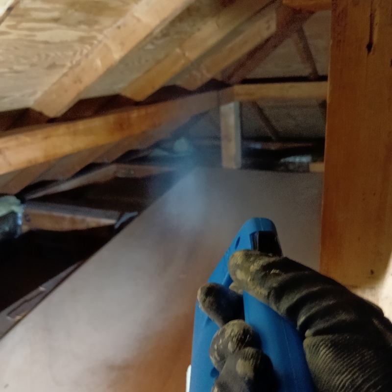 屋根裏に除菌・殺虫剤を散布