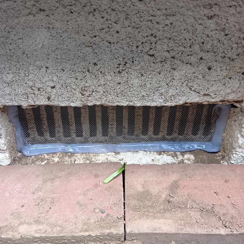 床下換気口に防鼠金網を設置