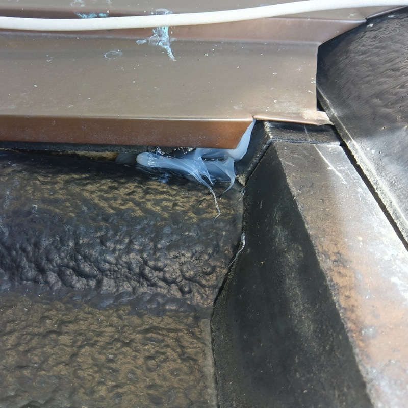 屋根の隙間を封鎖