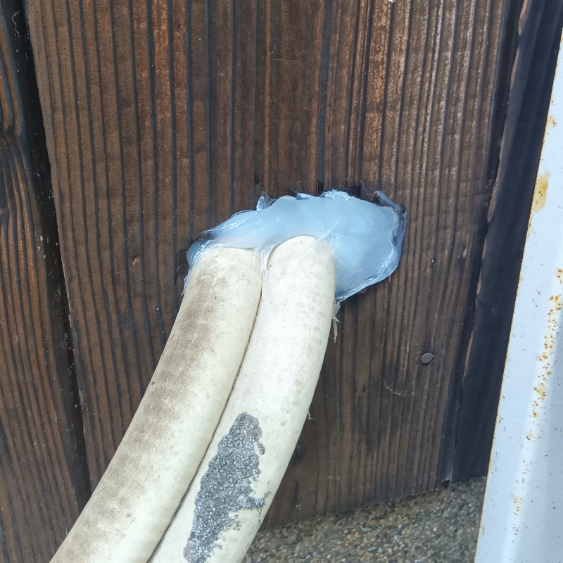 外壁の穴をパテで封鎖