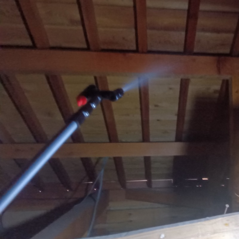 屋根裏に除菌・殺虫剤を散布