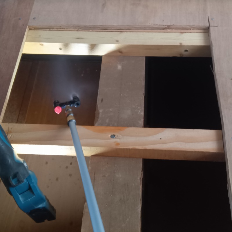 床下に除菌・殺虫剤を散布