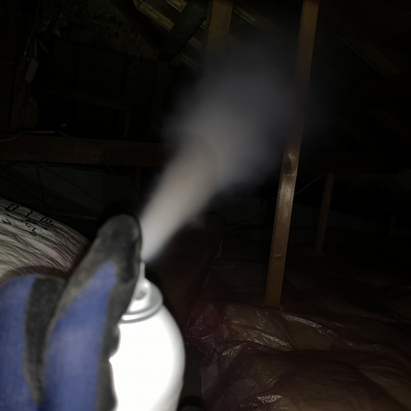 屋根裏に忌避剤を散布