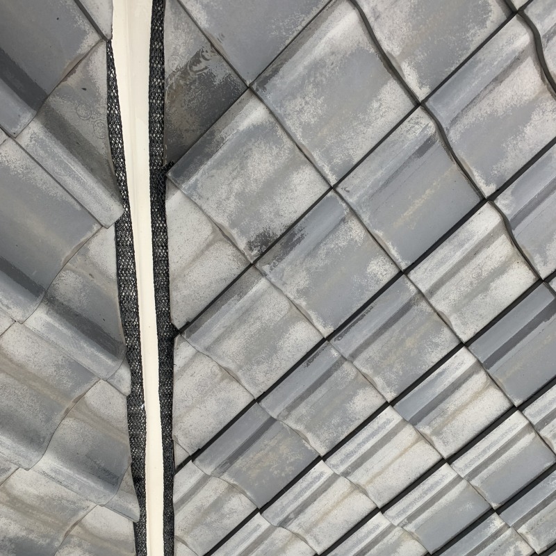 屋根のすき間を封鎖