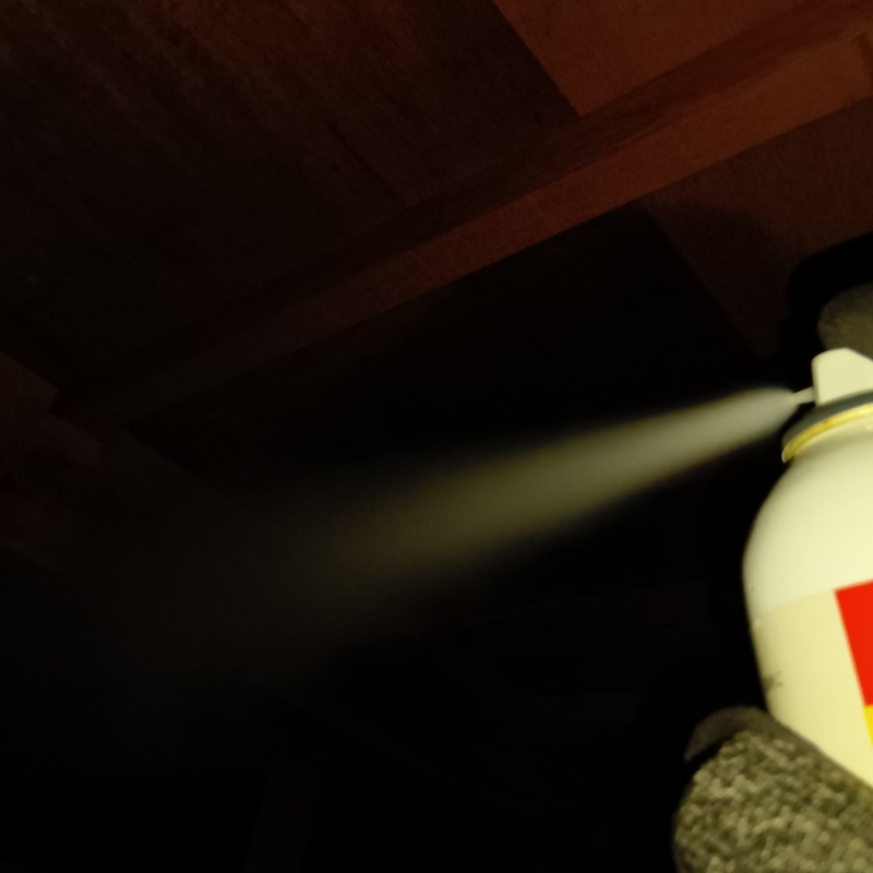 屋根裏に忌避剤を散布