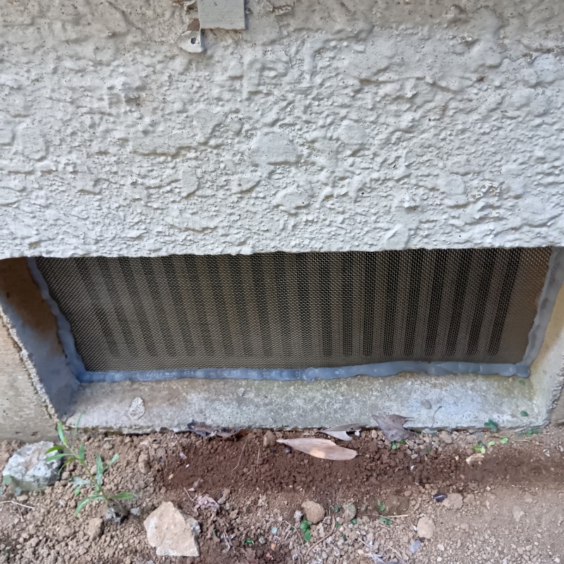 床下換気口に金網を設置