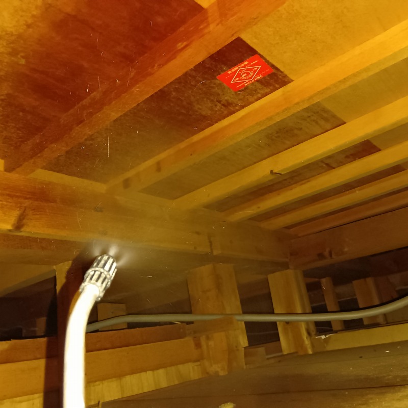 屋根裏に除菌・殺虫剤を散布