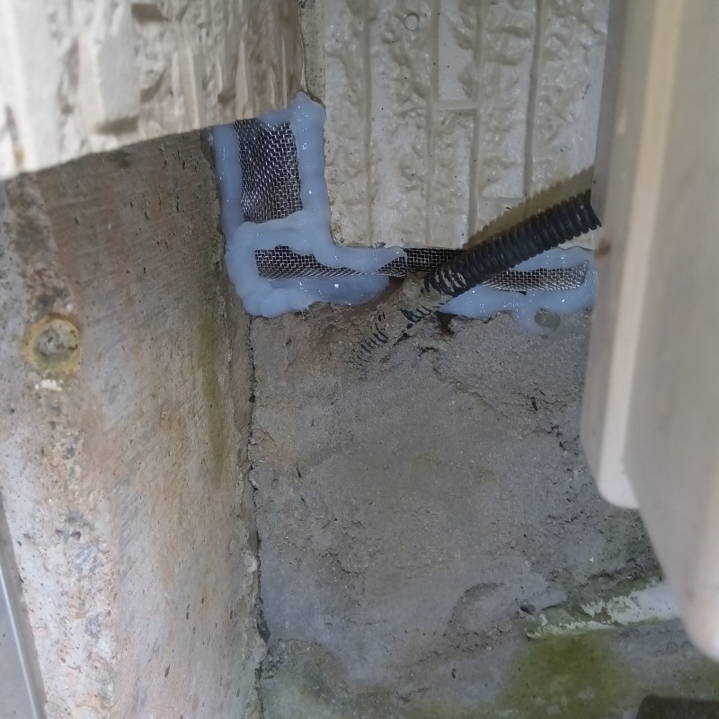 外壁のすき間を封鎖した様子