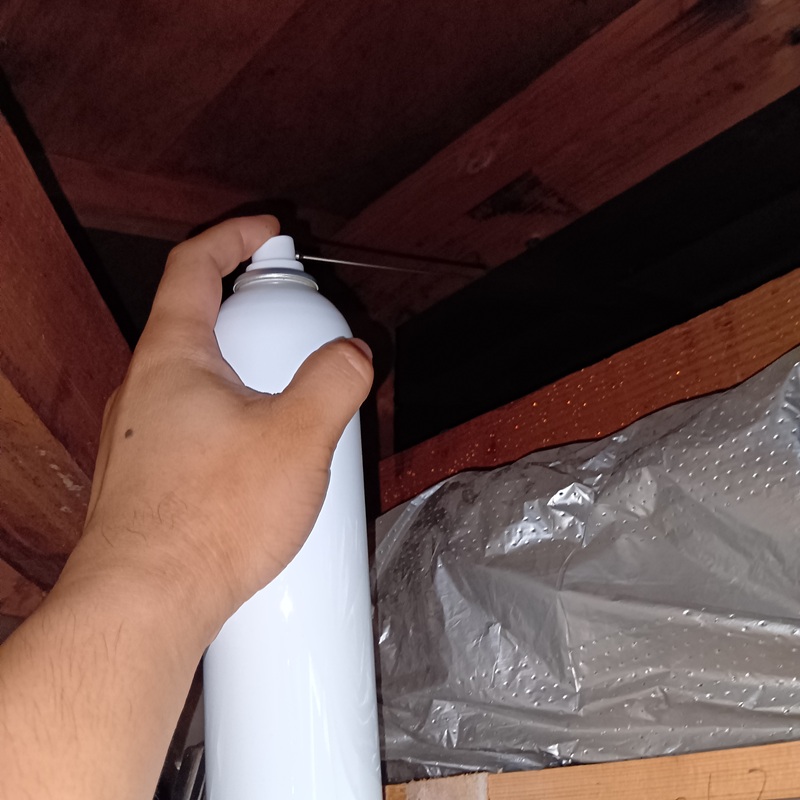 屋根裏に忌避剤を散布する様子