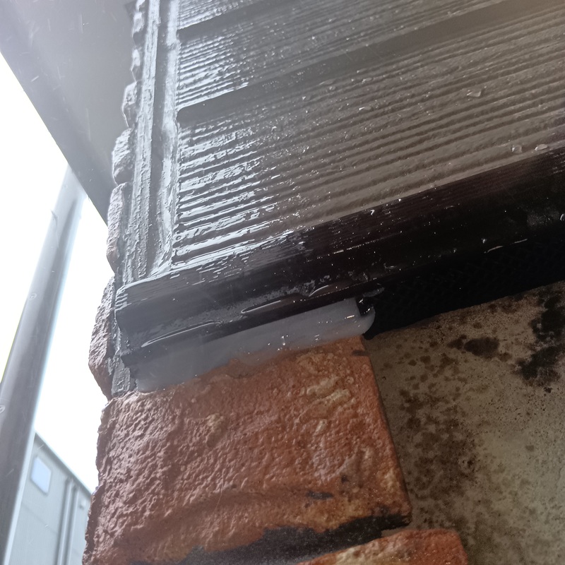 外壁のすき間をふさいだ様子