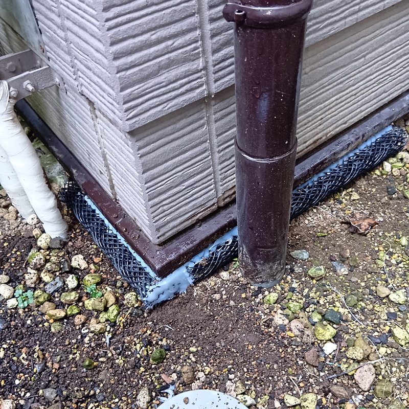 基礎部分の隙間をふさいだ様子