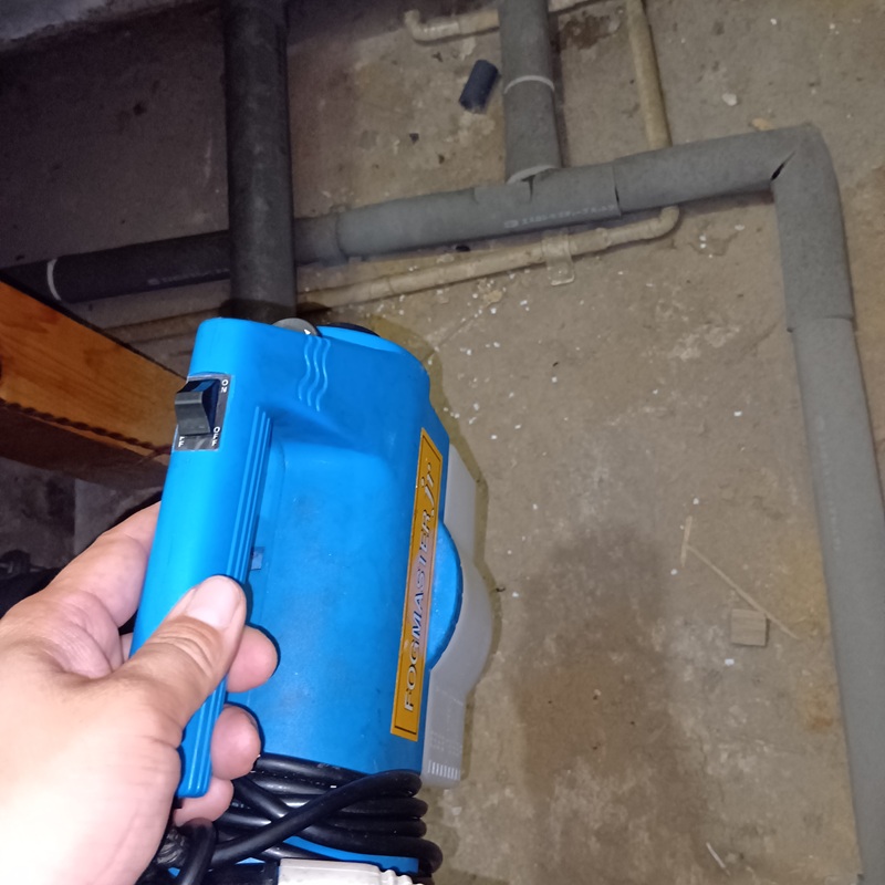 除菌・殺虫剤を散布する様子