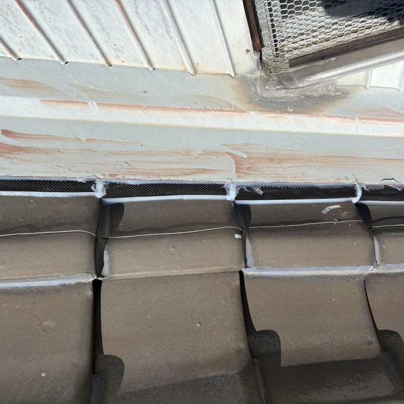 屋根のすき間を封鎖