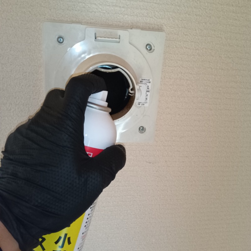 忌避スプレーを散布