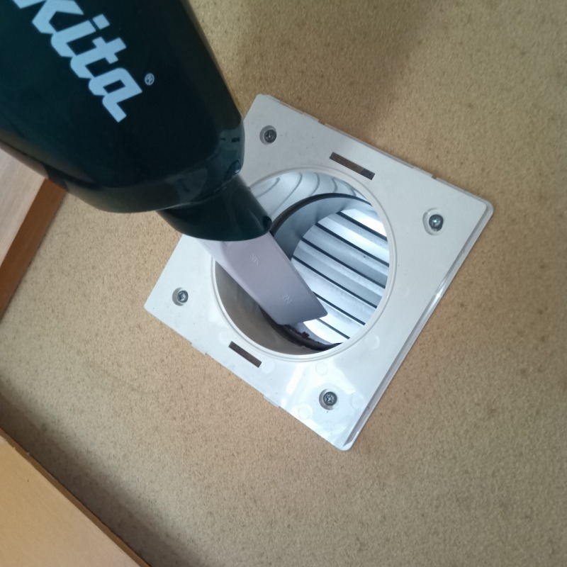 換気口内のフンを掃除機で回収