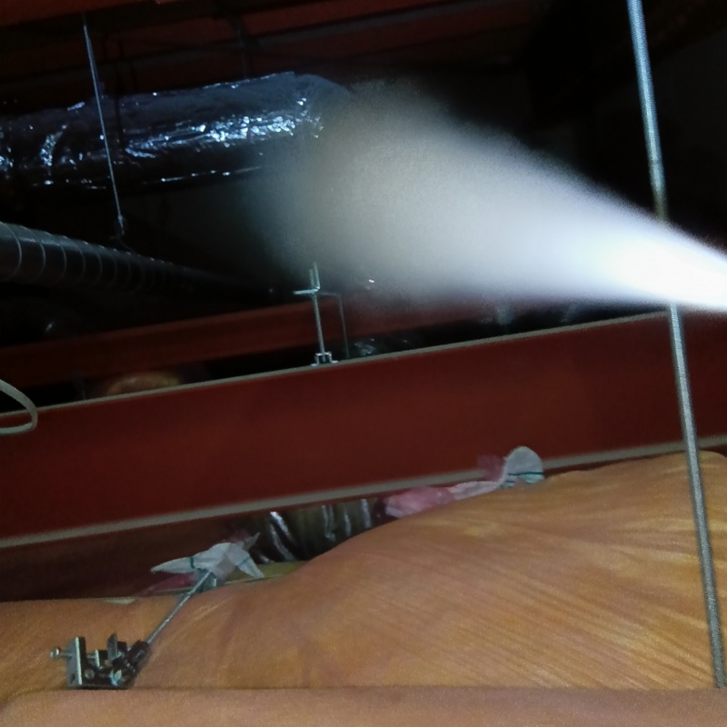 忌避剤を散布する様子