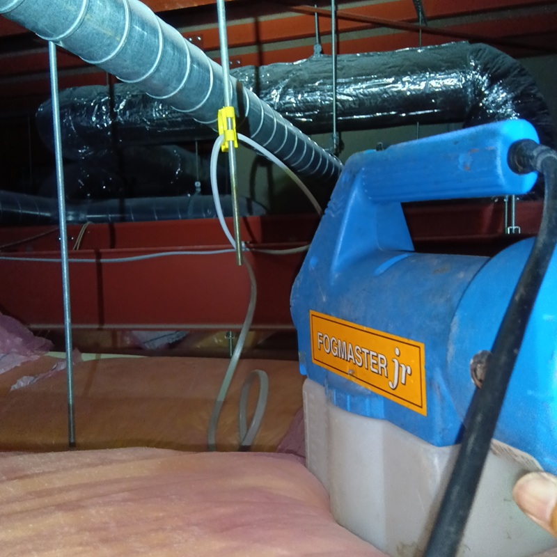 除菌・殺虫剤を噴霧する様子